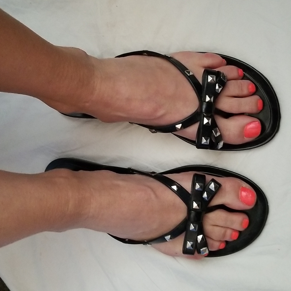 NWT Lane Bryant, size medium, flip flops with studded detail #1010